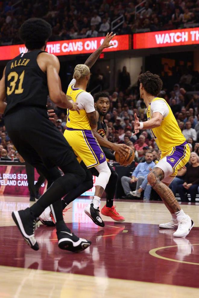 骑士队惨败湖人队,遭遇连败 骑士队惨败湖人队,遭遇连败